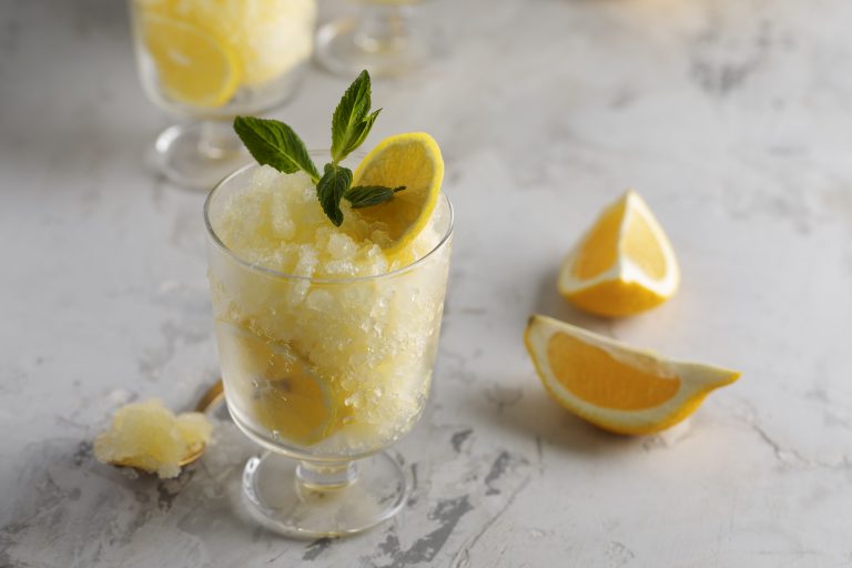 gustosa-granita-dessert-con-angolo-alto-di-limone